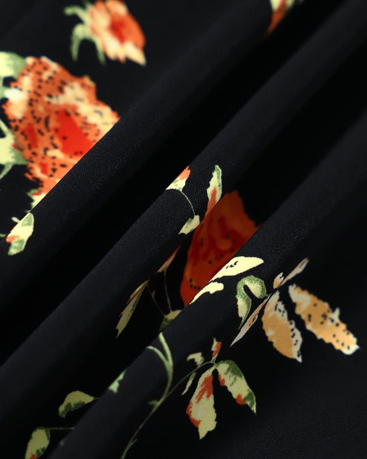 El vestido largo floral negro con escote en V y mangas cortas.