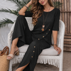 Conjunto casual elegante con top asimétrico y pantalón de corte amplio