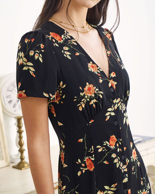 El vestido largo floral negro con escote en V y mangas cortas.