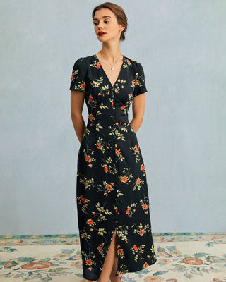El vestido largo floral negro con escote en V y mangas cortas.