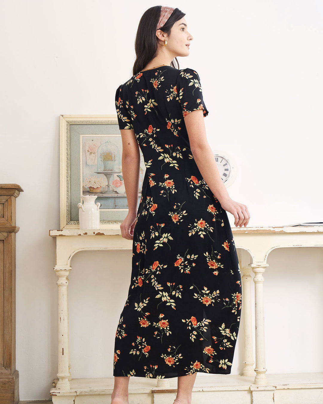 El vestido largo floral negro con escote en V y mangas cortas.