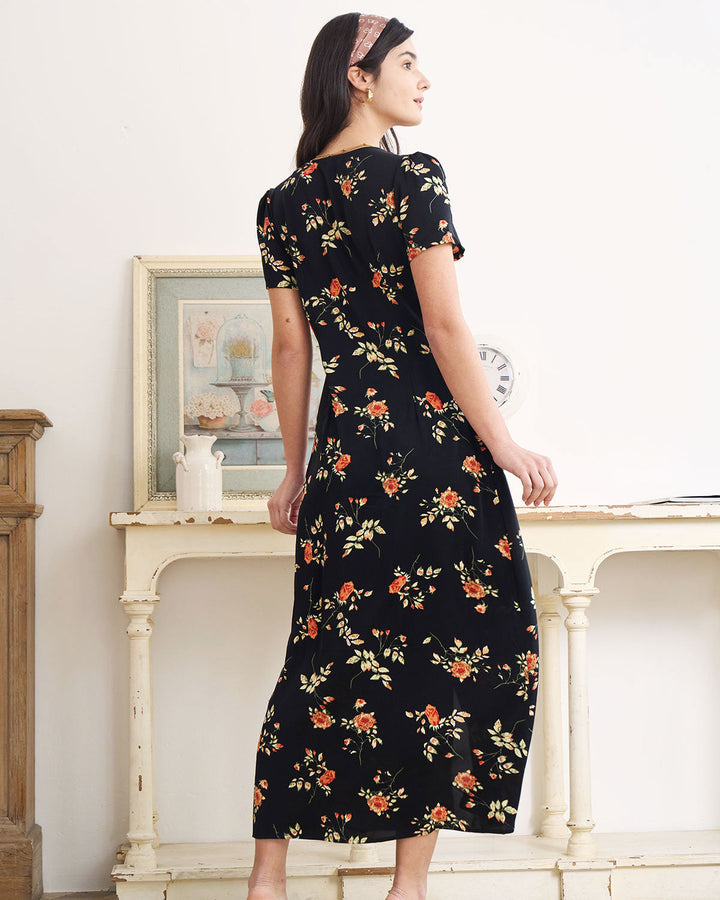 El vestido largo floral negro con escote en V y mangas cortas.