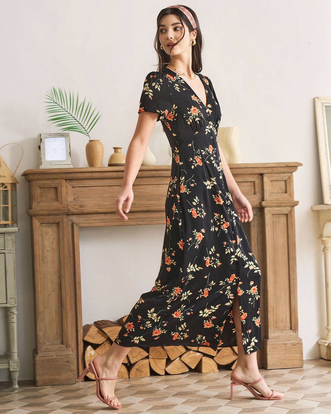 El vestido largo floral negro con escote en V y mangas cortas.