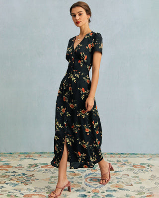 El vestido largo floral negro con escote en V y mangas cortas.