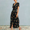 El vestido largo floral negro con escote en V y mangas cortas.