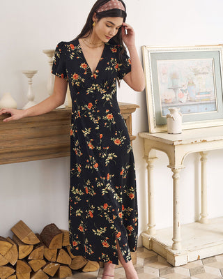 El vestido largo floral negro con escote en V y mangas cortas.