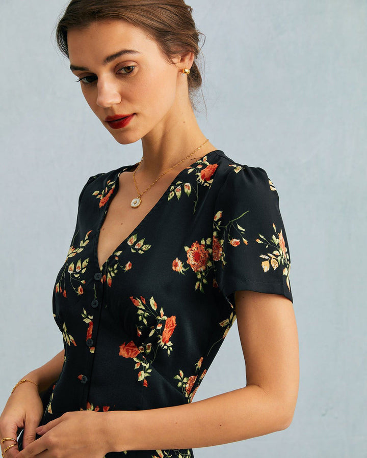 El vestido largo floral negro con escote en V y mangas cortas.