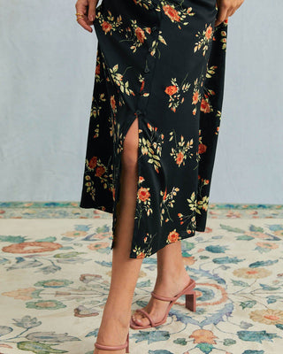 El vestido largo floral negro con escote en V y mangas cortas.
