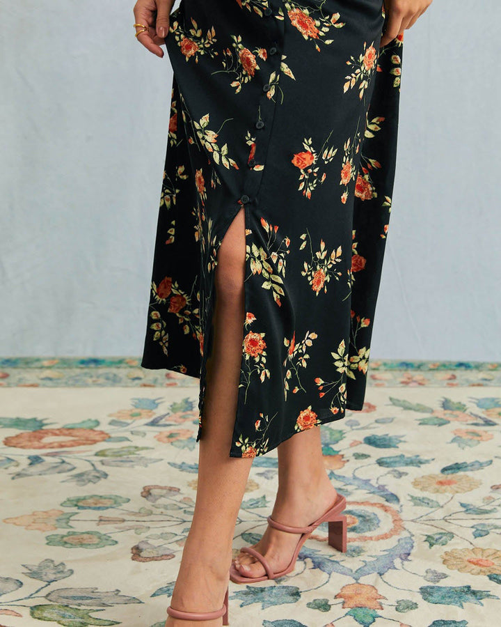 El vestido largo floral negro con escote en V y mangas cortas.